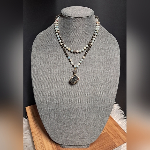 Elegant Multi-Color Beaded Necklace with Pendant - Picture 2 of 2